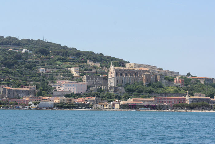 Den store S. Francesco kirke, der ligger mellem Sant Maria og centrum af Gaeta.