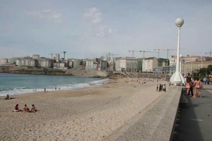 Selv om vi kun skriver april måned, og opholder os i Nordspanien, så var der masser af mennesker på stranden og mange var ude at bade, men det varede kun få dage, så var det slut. 