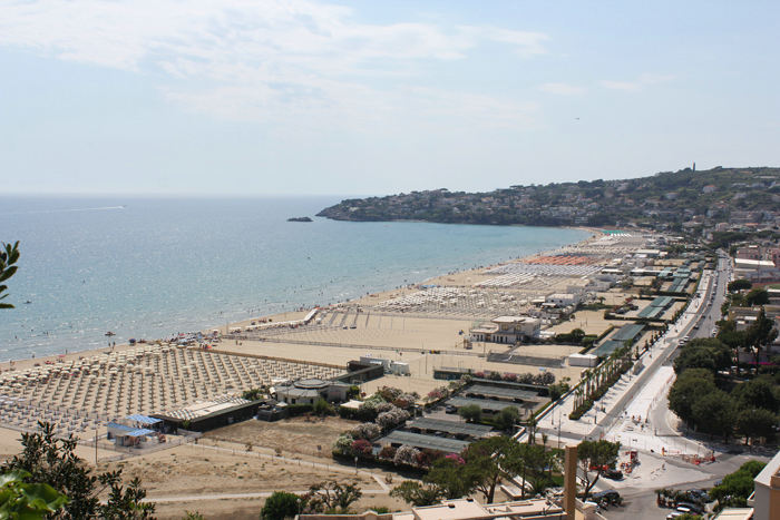 Den vestlige strand i Gaeta set oppe fra vejen op til Parco di Monte Orlando. Der er endnu langt mellem badegæsterne.