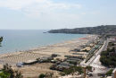 Den vestlige strand i Gaeta set oppe fra vejen op til Parco di Monte Orlando. Der er endnu langt mellem badegæsterne.