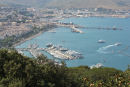 Marinaen Base Nautica Flavio Gioia i Gaeta, set oppe fra Parco di Monte Orlando. De nye gæstebroer, uden dækmoler, ses nord for den gamle havn. 