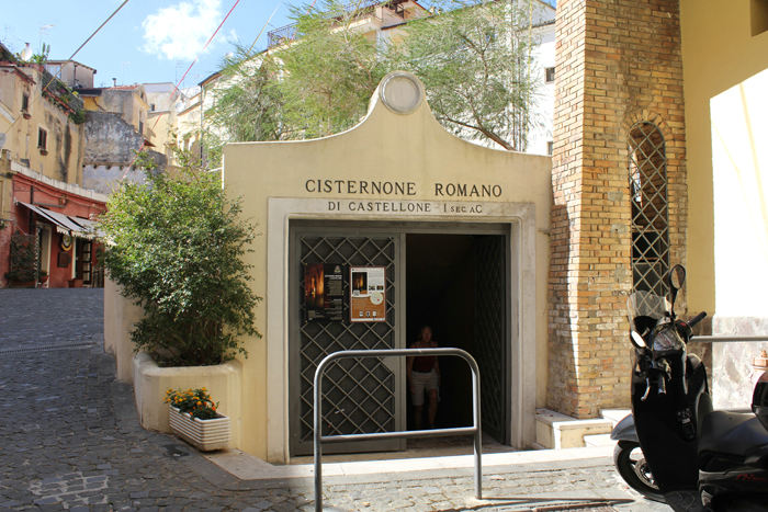 Indgangen til cisternen (underjordisk vandreservoir) i Formia. Cisternen er fra romertiden. 
