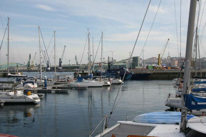 Der var rigtig god plads i havnen i La Coruna. Tilsyneladende ser havnen meget beskyttet ud, men den er noget urolig at ligge i, på grund af fiskerbådene, der sejler forbi.
