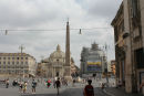Piazza del Popolo i Rom med den 3.000 år gamle obelisk, der er krigsbytte efter Kejser Augustus’ erobring ad Egypten. I baggrunden S. Maria dei Miracoli og S. Maria in Montesanto (under restaurering).