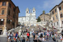 Piazza di Spagna med Den Spanske Trappe og kirken SS. Trinità dei Monti i baggrunden.