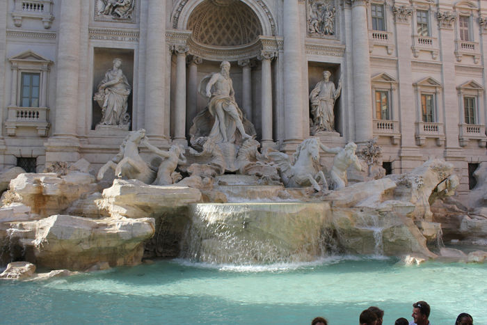 Fontana di Trevi i Rom. Hvis man kaster en mønt i vandet, vil man – sådan siger legenden – en dag vende tilbage til Rom. Sidste år samlede man 1.000.000 € op af fontænen.