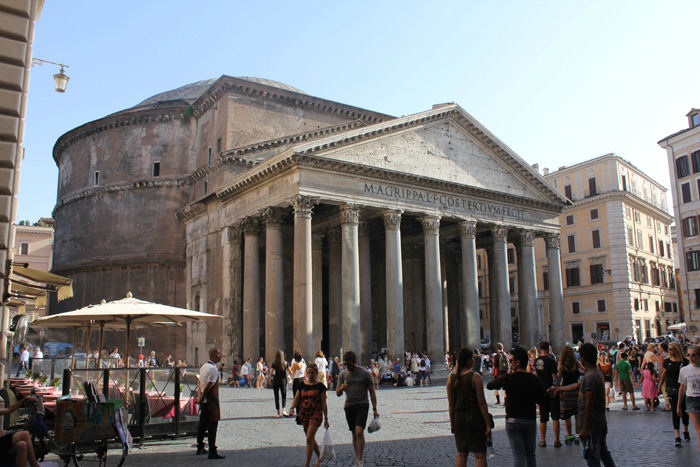 Kirken Pantheon på Piazza della Rotonda er en af de bedst bevarede bygninger fra oldtidens Rom. Kirken er oprindeligt grundlagt i 27 f.Kr., men bygget om mange gange. 