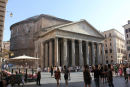 Kirken Pantheon på Piazza della Rotonda er en af de bedst bevarede bygninger fra oldtidens Rom. Kirken er oprindeligt grundlagt i 27 f.Kr., men bygget om mange gange. 
