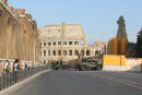 Ved alle de større turistseværdigheder – her Colosseum – er vejene spærret af militærkøretøjer for at forhindre terrorister i at komme ind med biler. Bag køretøjerne står soldater med maskinpistoler. 