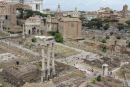 Udsigten oppe fra Palatinerhøjen ned over Forum Romanum. Til venstre i billedet Septimus Severus-buen. I forgrunden resterne af Dioskurer-templet.