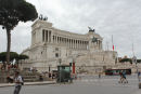 Monumentet over Vittorio Emanuele II, Italiens første konge. Det er meget udskældt og bliver, af lokale, kaldt ’bryllupskagen’ og ’skrivemaskinen’. Det er meget dominerende på Piazza Venezia. 