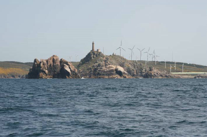 Cabo Vilano nord for indsejlingen til Ria de Camarinas. Typisk for kysten her med vindmøller og barske klipper.