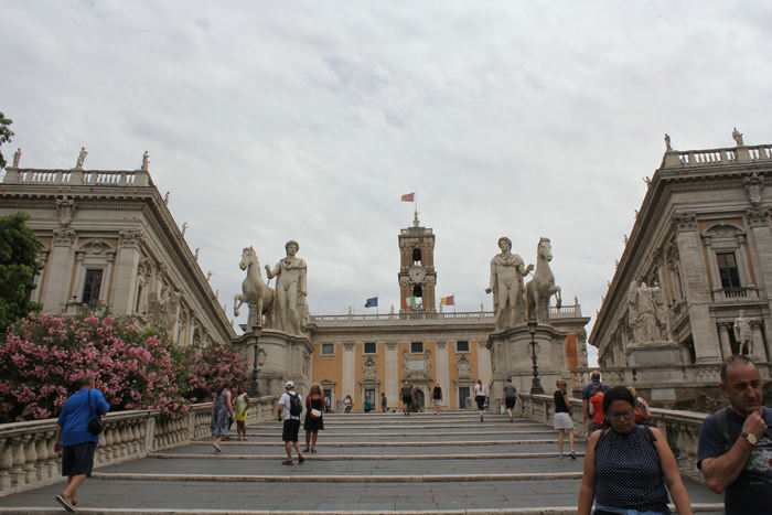 Trappen op til Capitolhøjen med Piazza del Campidoglio og Palazzo Senatorio. Midt på pladsen står en statue af Marcus Aurelius til hest.