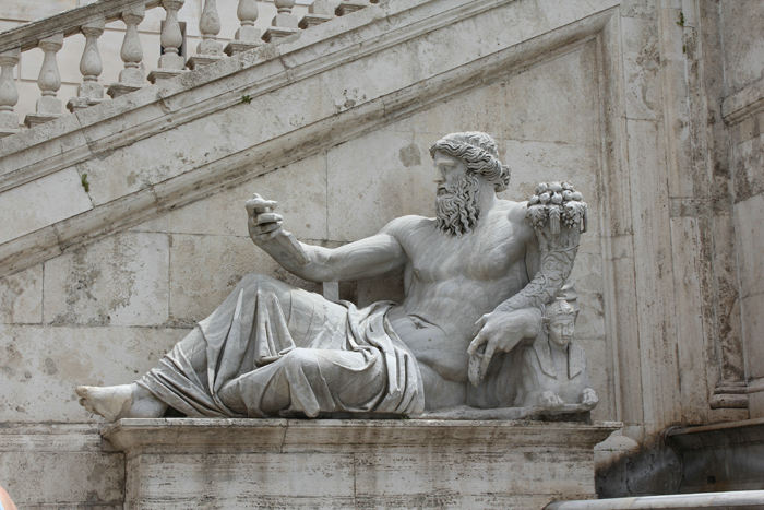 En af statuerne foran Palazzo Senatorio på Piazza del Campidoglio. Mon han er ved at se de sidste opdateringer på mobilen?