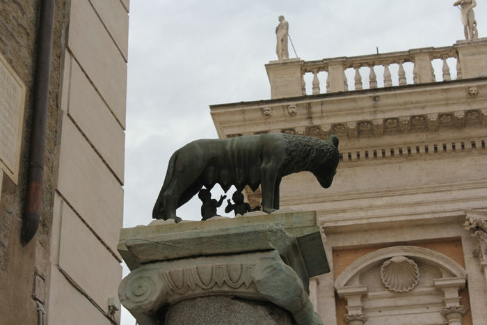 En kopi af ulvinden, der efter legenden opfostrede Romulus og Remus, der grundlagde Rom. Statuen står mellem Palazzo Senatorio og Palazzo Nuovo på Piazza del Campidoglio.