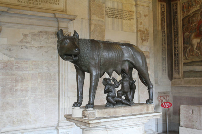 Den orginale Capitolinske Ulvinde fra 5. århundrede f.Kr. står inde på Museum Capitolini. Tvillingerne Romulus og Remus blev først tilføjet i 1400 tallet. 