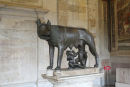 Den orginale Capitolinske Ulvinde fra 5. århundrede f.Kr. står inde på Museum Capitolini. Tvillingerne Romulus og Remus blev først tilføjet i 1400 tallet. 