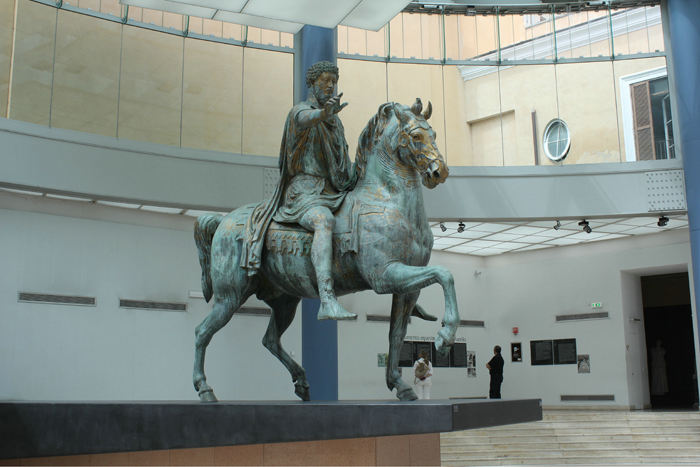 Den originale rytterstatue af Marcus Aurelius, der oprindeligt stod på Piazza del Campidoglio, står nu inde på Museum Capitolini. Statuen er udført i bronze og forgyldt.