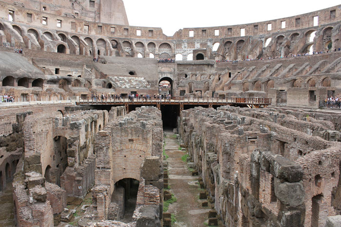Colosseum set indefra. Under den 78 x 46 meter store arena, der var dækket af træbrædder, lå alle de indretninger, der blev brugt til kampene, f.eks. omklædningsrum, bure til vilde dyr og våben.  