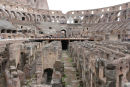 Colosseum set indefra. Under den 78 x 46 meter store arena, der var dækket af træbrædder, lå alle de indretninger, der blev brugt til kampene, f.eks. omklædningsrum, bure til vilde dyr og våben.  