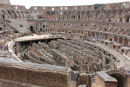 Colosseum blev indviet i år 80 e.Kr. af Titus. Der var plads til mere end 70.000 mennesker. Tilskuerpladserne var inddelt i fem etager arrangeret over hinanden.  
