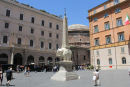 Piazza della Minerva foran kirken S. Maria sopra Minerva. Pladsen er domineret af et usædvanligt monument, der er sammensat af en marmorelefant og en obelisk. I baggrunden skimtes Pantheon.