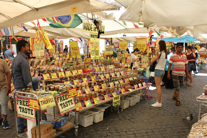 Mellem Tiberen og den store gade Via del Corso ligger Campo dei Fiori, der er et stort marked, hvor de lokale (og turisterne) køber ind. Et farverigt marked med lidt af hvert.