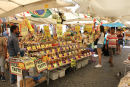 Mellem Tiberen og den store gade Via del Corso ligger Campo dei Fiori, der er et stort marked, hvor de lokale (og turisterne) køber ind. Et farverigt marked med lidt af hvert.
