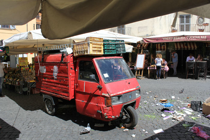 Et køretøj tilhørende en af de handlende på Campo dei Fiori. Han er vist heldig med, at det ikke skal synes.