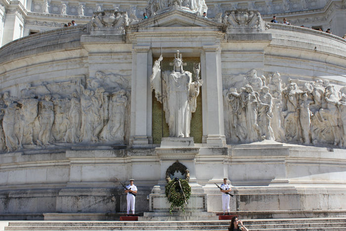 Æresvagten foran monumentet rejst over Vittorio Emanuele II, der stod for foreningen af Italien i 1870.