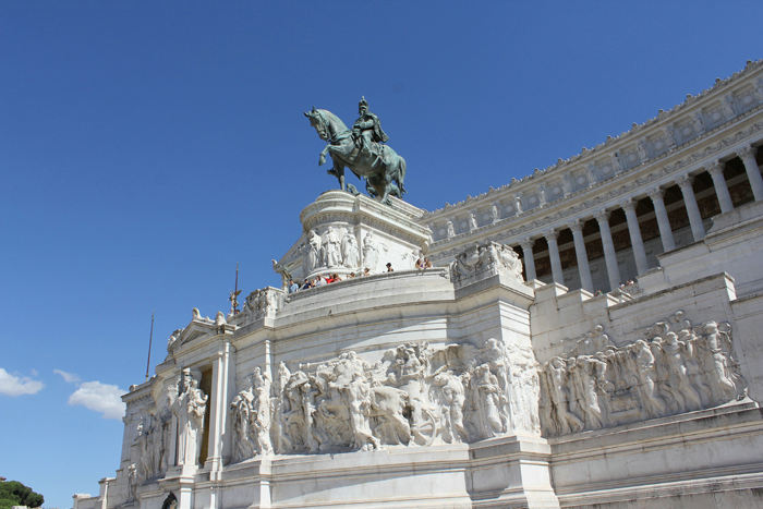 Monumentet over Vittorio Emanuele II. Højt hævet står en statue af Vittorio Emanuele II til hest. Statuen er 12 meter høj og vejer 50 tons. Monumentet er rigt udsmykket.