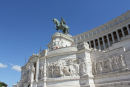Monumentet over Vittorio Emanuele II. Højt hævet står en statue af Vittorio Emanuele II til hest. Statuen er 12 meter høj og vejer 50 tons. Monumentet er rigt udsmykket.