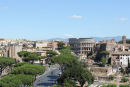 Udsigten oppe fra monumentet over Vittorio Emanuele II og ned over Forum Romanum og med Colosseum i baggrunden.