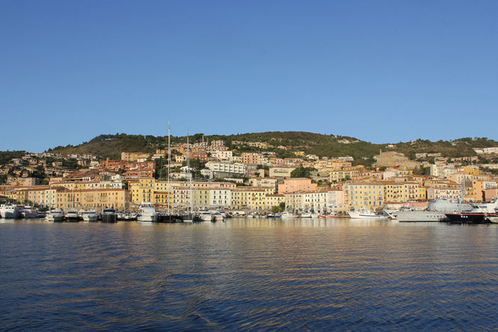 Santo Stefano på Monte Argentario set ude fra vandet. 
