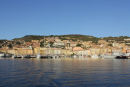 Santo Stefano på Monte Argentario set ude fra vandet. 