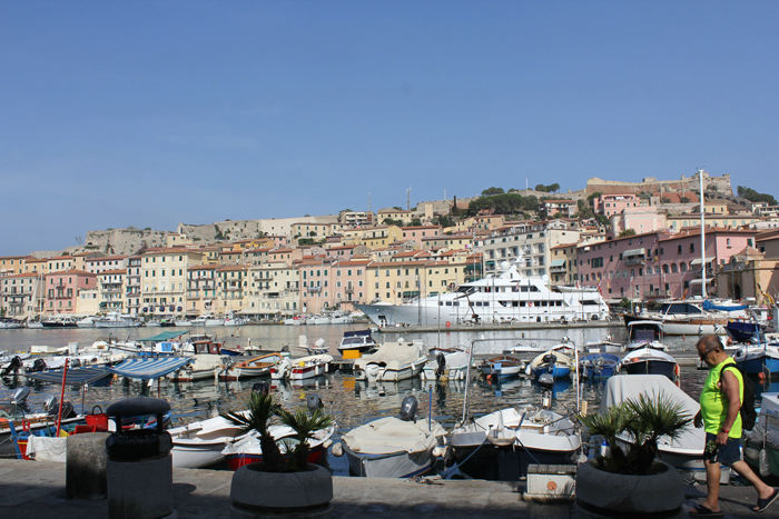 Den store fæstningshavn i Portoferraio set fra det NØ-lige hjørne. Læg mærke til fæstningerne på toppen af klipperne rundt om havnen/byen.