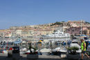 Den store fæstningshavn i Portoferraio set fra det NØ-lige hjørne. Læg mærke til fæstningerne på toppen af klipperne rundt om havnen/byen.