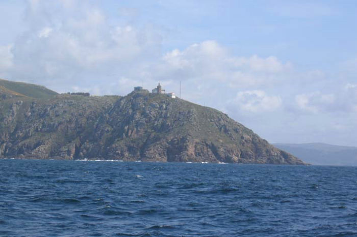 Vi nærmer os nu med ærefrygt Cabo Finisterre, og det er en imponerende klippe. Ikke mærkeligt, man i gamle dage troede, dette var Verdens Ende.