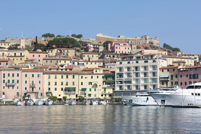 Fæstningshavnen i Portoferraio på Elba. Nausikaa ligger ved den NV-lige kaj midt i billedet. Der var god plads de dage, vi var der.