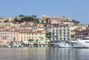 Fæstningshavnen i Portoferraio på Elba. Nausikaa ligger ved den NV-lige kaj midt i billedet. Der var god plads de dage, vi var der.