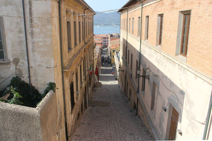 En af de stejle og smalle gader i Portoferraio. Gaden fører fra byen og op til området omkring Napoleons villa.