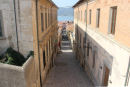 En af de stejle og smalle gader i Portoferraio. Gaden fører fra byen og op til området omkring Napoleons villa.