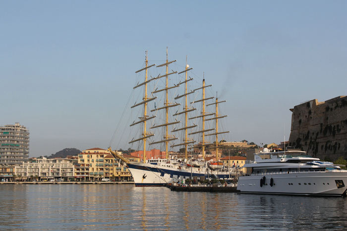 Da vi sejlede fra Portoferraio på Elba, var der netop ankommet et krydstogtskib. Et af de lidt mere specielle – et sejlskib med 5 master.