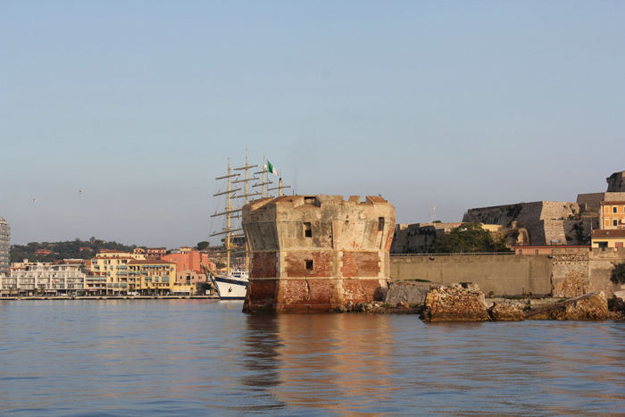 Fæstningsværket Torre del Martello ved indsejlingen til havnen i Portoferraio på Elba.

