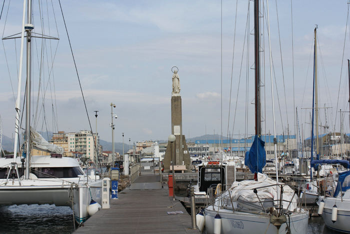 Madonna figuren på marinaen i Viareggio. Hun giver navn til marinaen – Darsena della Madonnina.