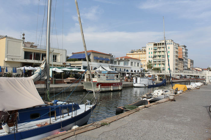 En af de mange kanaler i Viareggio. Der var et utal af kanaler og bassiner i byen og mange store værfter. Det er her nogle af verdens fineste megayachts bliver bygget.