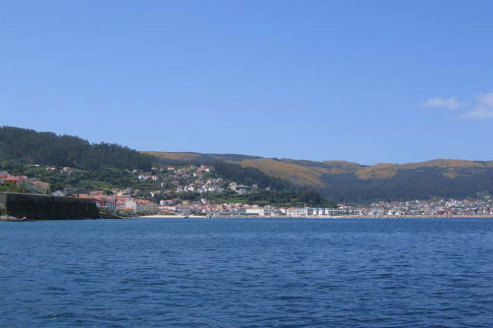 Vi havde læst, at syd for Finisterre var landskabet blidere og varmere. Det blev bekræftet her ved indsejlingen til Ria de Muros med klippernes gule farve og det bløde, varme solskin over den søvnige by.
