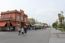 En anden side af Viareggio. Der er en kæmpe strand nord for havnen med tusinder af parasoller og liggestole. Her gaden, der går langs stranden, med restauranter, spillekasinoer og mange andre forlystelser. 