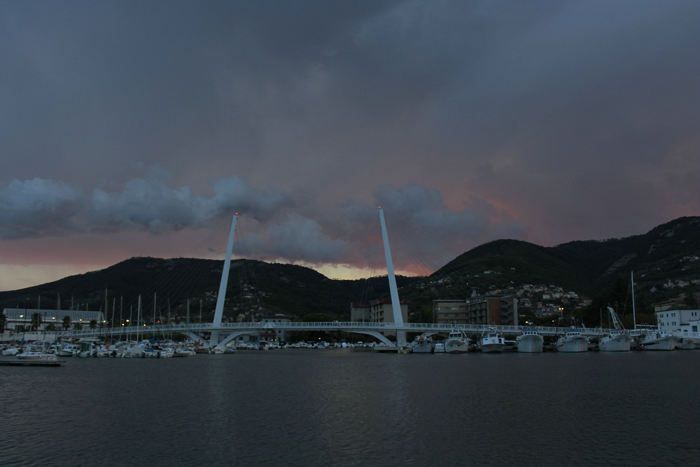 Mens vi lå i La Spezia, trak en front ind over området. Det så meget dramatisk ud, men det holdt sig ude over vandet.