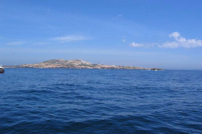 Her passerer vi Isla Salvora ved indsejlingen til Ria de Arosa – Atlanterhavet er næsten silkeblødt at sejle i.